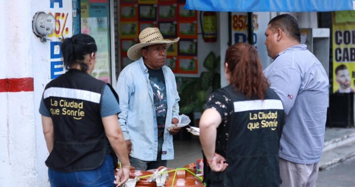 Gobierno de Tepic libera banquetas para los peatones en el Centro.