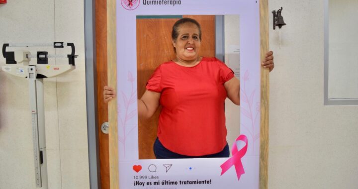 Mujer derechohabiente del IMSS Nayarit supera tratamiento contra cáncer de mama y toca campana de la victoria.