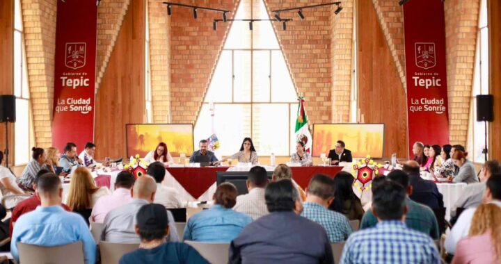 Instruye Geraldine profesionalización del Gobierno de Tepic.