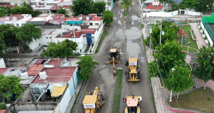 Héctor Santana sigue con obras en todo Bahía: Pavimentación en San Vicente y acueducto para Bucerías.