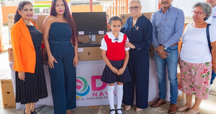 Entrega Beatriz Estrada equipos de cómputo en Compostela.