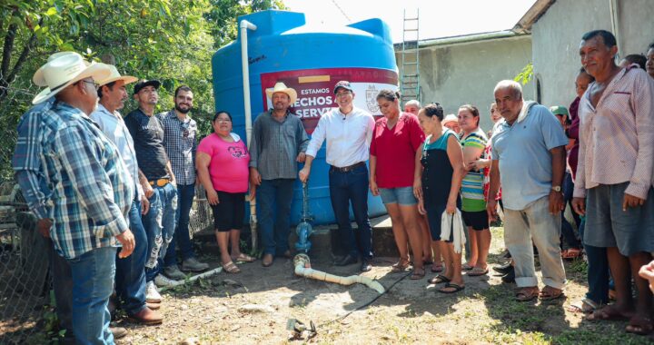 Héctor Santana soluciona el problema de agua en El Carrizo.