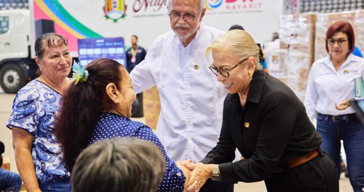 Familias agradecen a Beatriz Estrada por apoyos alimentarios entregados.