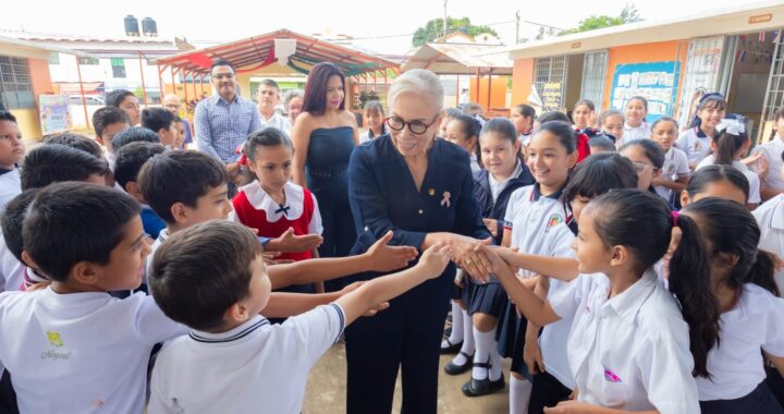 Padres y madres de familia Reconocen a Beatriz Estrada por impulsar la educación en Compostela.