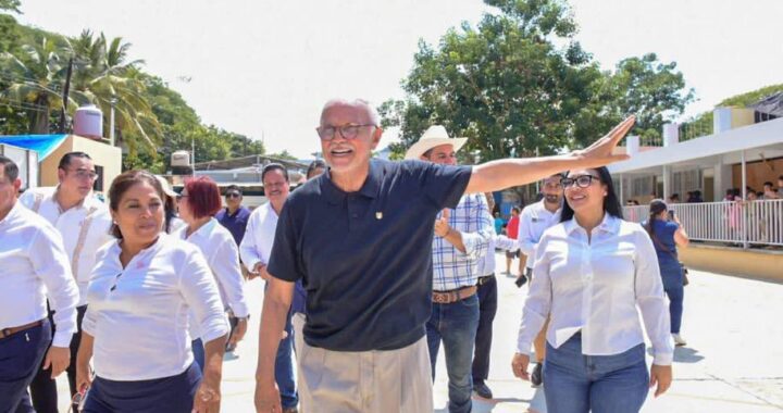 Miguel Ángel Navarro Quintero entrega la primera etapa de la secundaria Juan Escutia de Bahía de Banderas.