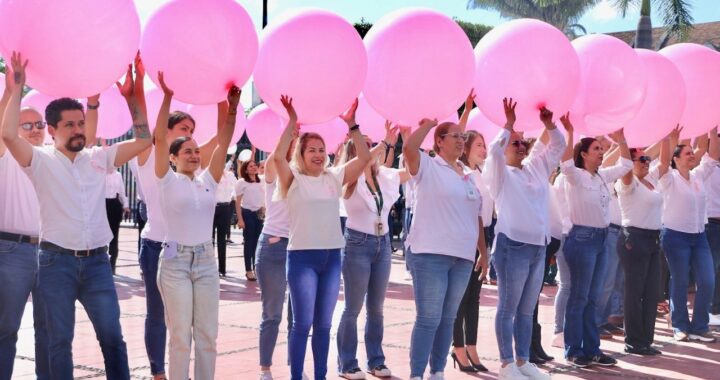 Realiza IMSS Nayarit acciones para sensibilizar sobre el cáncer de mama; forma un “gran moño rosa”.