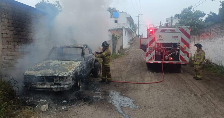 Sofocan Bomberos Estatales un incendio de vehículo en la capital nayarita.