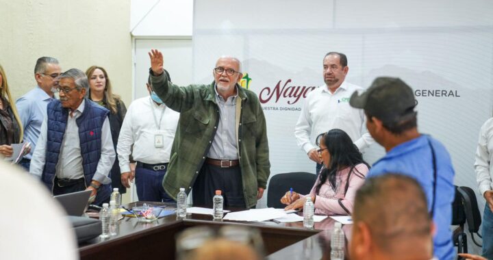 Miguel Ángel Navarro Quintero encabeza firma de acuerdo con la CFE y ejidatarios del municipio de Tepic.