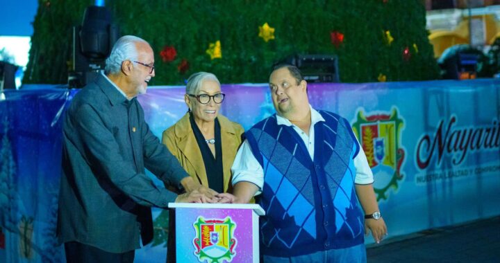 Miguel Ángel Navarro Quintero y Beatriz Estrada encienden árbol navideño frente a Casa de Gobierno.