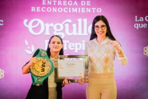 Geraldine entrega reconocimiento «Orgullo de Tepic» a Asley «La Chiquita» González.