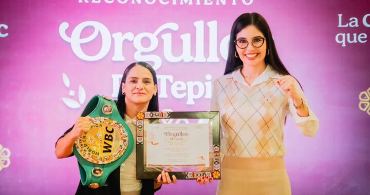 Geraldine entrega reconocimiento «Orgullo de Tepic» a Asley «La Chiquita» González.