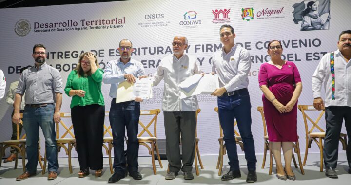 Miguel Ángel Navarro y Héctor Santana impulsan vivienda social y entregan escrituras en Bahía de Banderas.