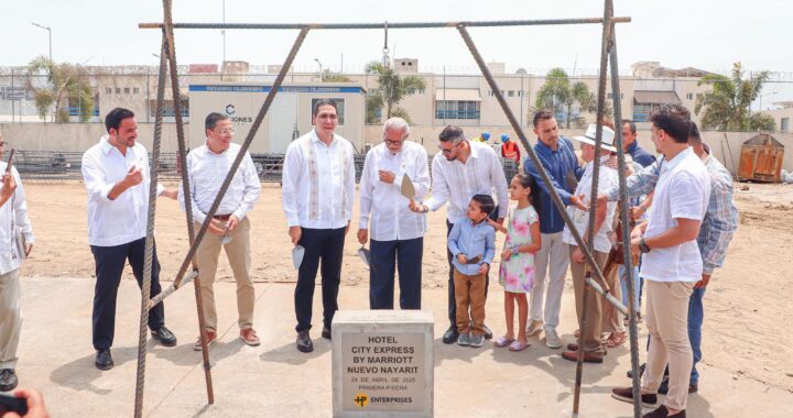 Héctor Santana acompaña al gobernador en el arranque del nuevo City Express by Marriott en Bahía de Banderas.