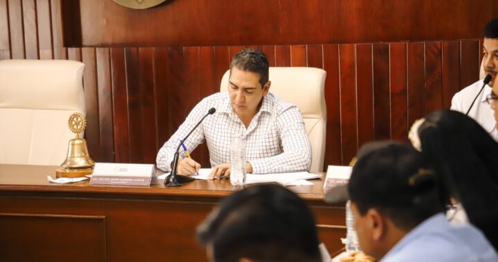 Héctor Santana impulsa reformas en favor de pueblos originarios y mujeres; recibe respaldo del Cabildo.