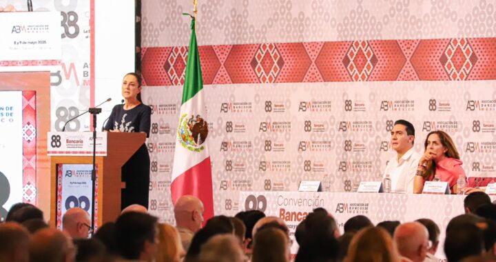 Héctor Santana y Miguel Ángel Navarro reciben a Claudia Sheinbaum en histórica Convención Bancaria en Bahía de Banderas.