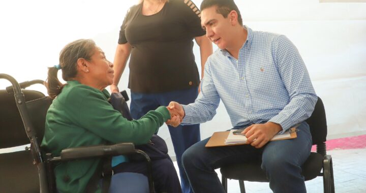 Héctor Santana responde de frente a las familias de la colonia Javier Ovando en Bucerías .