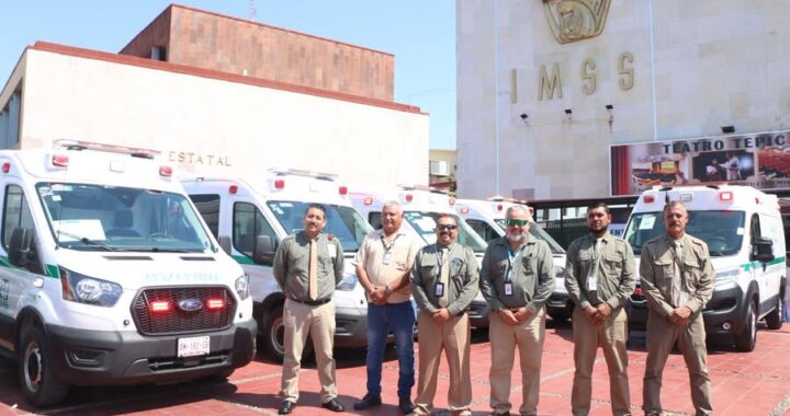 Entregan autoridades 15 ambulancias para unidades médicas y hospitalarias del IMSS en Nayarit.
