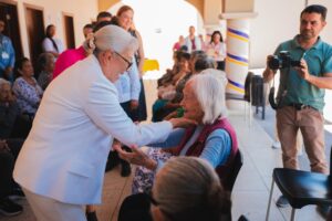 Adultos mayores agradecen la atención cálida y digna en la Alameda de las Abuelas y los Abuelos.