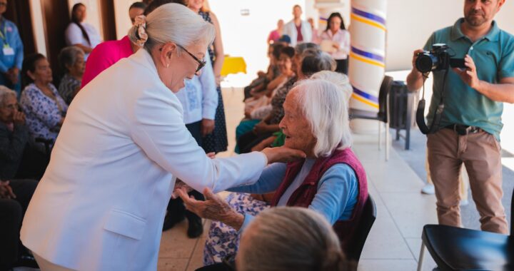 Adultos mayores agradecen la atención cálida y digna en la Alameda de las Abuelas y los Abuelos.