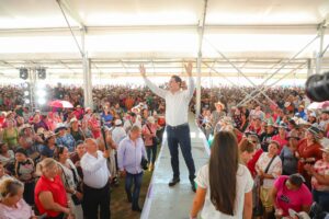 Héctor Santana celebra a más de 15 mil mamás con regalos, música y cariño en Bahía de Banderas.