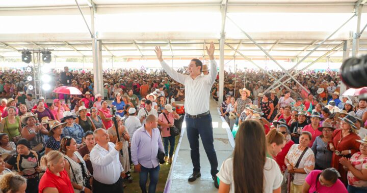 Héctor Santana celebra a más de 15 mil mamás con regalos, música y cariño en Bahía de Banderas.