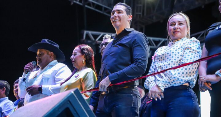Héctor Santana lleva el alma de Bahía de Banderas al rompimiento de la Feria Regional de Santa María del Oro 2025.