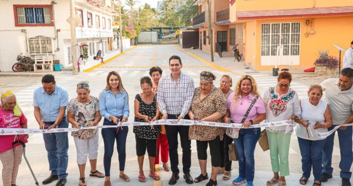 Héctor Santana entrega primera etapa de la calle Camarones y anuncia cancha deportiva para La Cruz de Huanacaxtle.