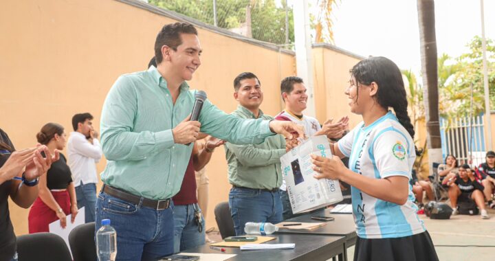 Héctor Santana clausura Semana Cultural en la Prepa 10 con premios, mensajes inspiradores y respaldo a la juventud.
