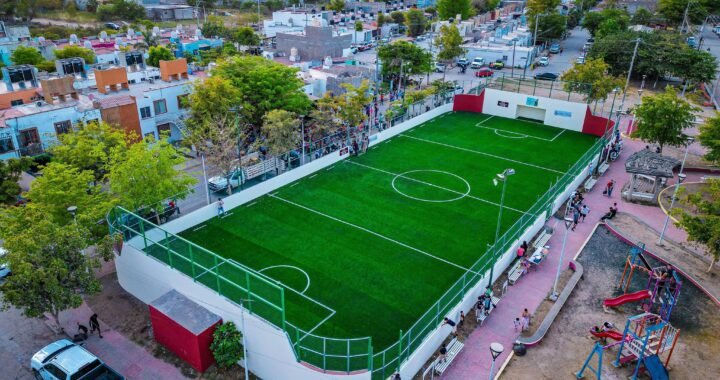 Héctor Santana rescata espacios públicos: entrega rehabilitación de cancha en San Vicente del Mar.