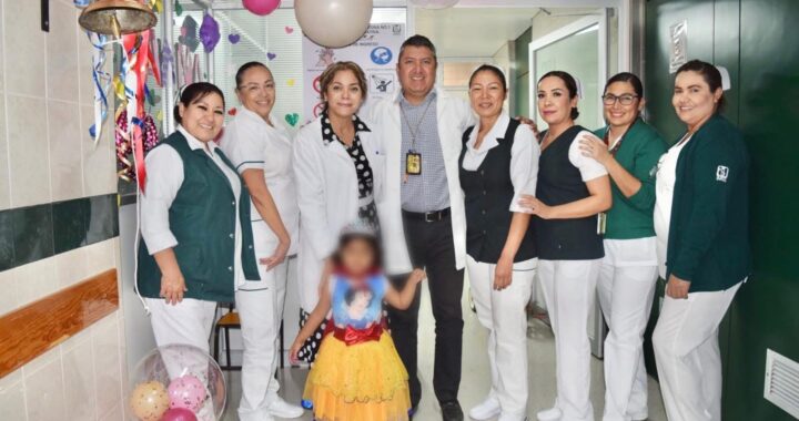 Tras 18 sesiones de quimioterapia, niña de 4 años toca la campana de la victoria en el IMSS Nayarit.