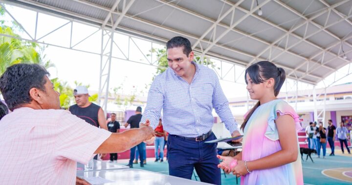 Héctor Santana ejerce su derecho al voto acompañado de su familia.