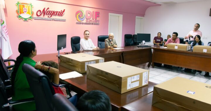 Fortalece Beatriz Estrada la educación en Nayarit.