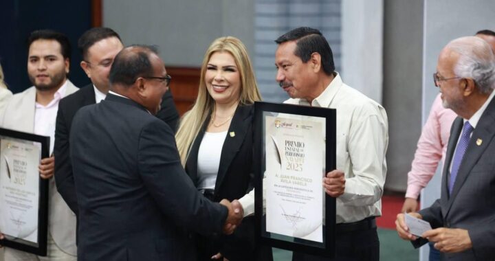 Premia Congreso y Gobierno de Nayarit a periodistas.