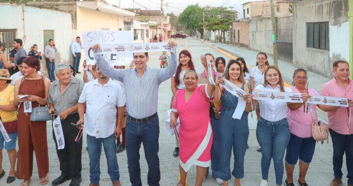 Héctor Santana cumple en El Porvenir y anuncia 10 millones más para obra pública.