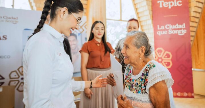 51 Familias de Tepic ya tienen escrituras; se las entregó Geraldine.
