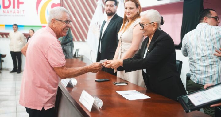 Por su ejemplo de servicio, Beatriz Estrada reconoce años de labor a personal del DIF Nayarit.