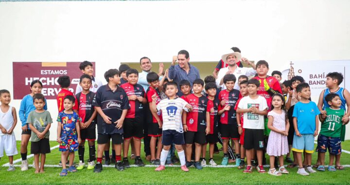 Héctor Santana entrega nueva cancha de fútbol rápido en Jardines del Sol.