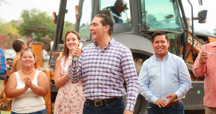 Con hechos y cercanía, Héctor Santana le cumple a la colonia Las Parotas.