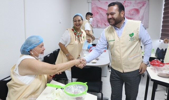 Realizan integrantes del Voluntariado IMSS Nayarit taller de prótesis artesanales de mama.