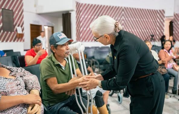 Entrega Beatriz Estrada aparatos de movilidad y prótesis que transforman vidas.