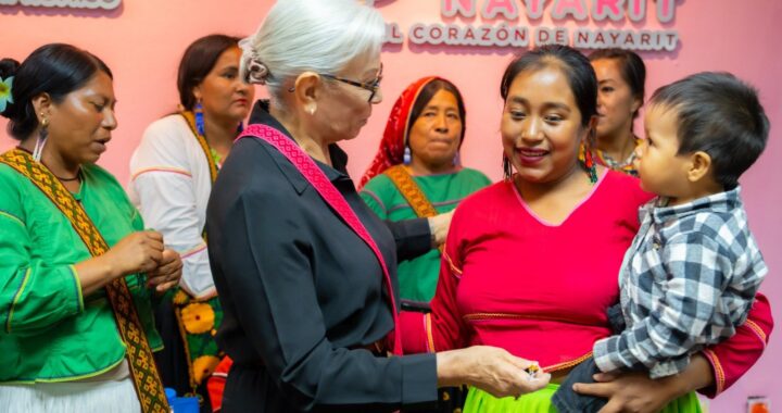 Impulsa Beatriz Estrada el trabajo artesanal de mujeres de grupos originarios .