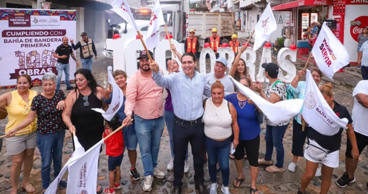 Héctor Santana da el banderazo a la obra número 100 de su administración en Bucerías .