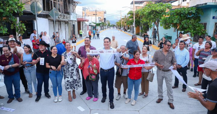 Con una inversión superior a los 13 millones de pesos ; Héctor Santana entrega obra de pavimentación en concreto hidráulico en Valle Dorado.