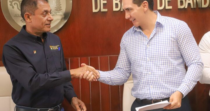 Héctor Santana firma convenio de colaboración con el INEA.