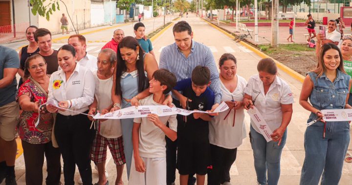 Hoy esta calle es de ustedes” ; Héctor Santana inaugura la Calle Reforma en San Vicente del Mar .