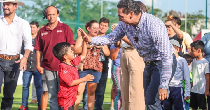 Respondiendo a su compromiso por el deporte, Héctor Santana entrega cancha de fútbol rápido en Altavela.