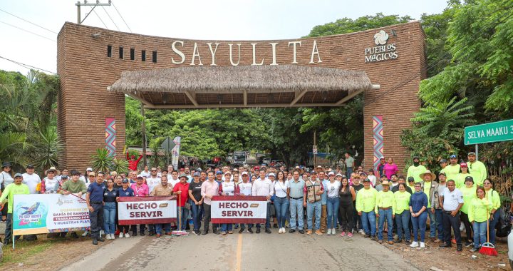 Para fortalecer la salud y el bienestar comunitario ; Héctor Santana encabeza jornada del Limpiatón en Sayulita .