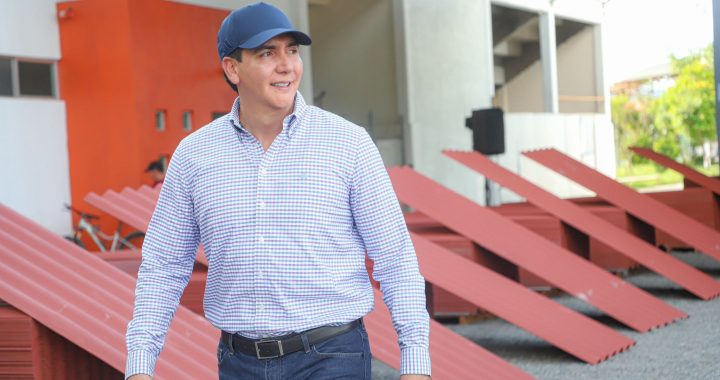 Héctor Santana entrega láminas del programa “Mejora tu Vivienda” a más de 500 familias de Bahía de Banderas .