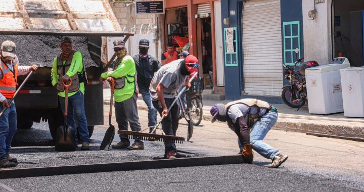 Bahía de Banderas continúa con el programa intensivo de bacheo en avenidas principales.