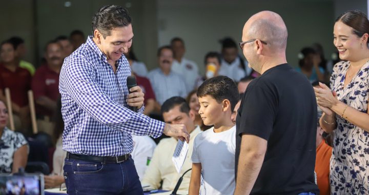 Rinde cuentas y avanza ; Héctor Santana mantiene el ritmo de trabajo en todo el municipio .